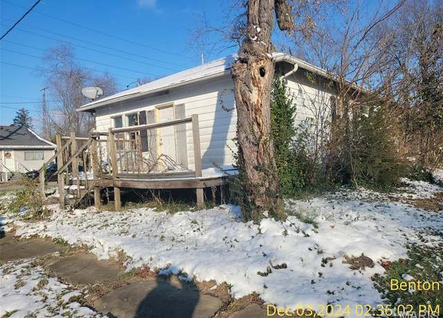 Property at 810 Highland St, Benton, IL 62812, 2 beds, 1 bath