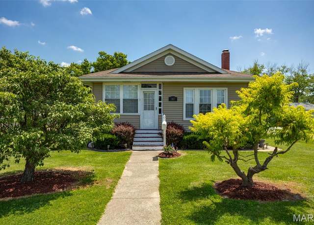 Property at 517 S Mayo St, Carlinville, IL 62626, 3 beds, 2 baths