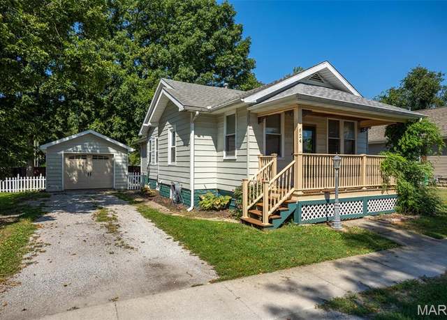 Property at 624 Sumner St, Carlinville, IL 62626, 2 beds, 2 baths