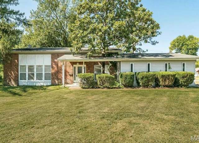 Property at 698 Carriage Ln, Hazelwood, MO 63042, 3 beds, 2.5 baths