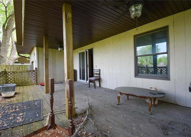 Property at 880 W Nicholas St, Carlinville, IL 62626, 3 beds, 2 baths