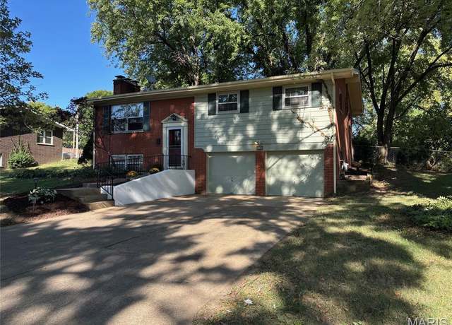 Property at 10 Chamberlain Ct, Belleville, IL 62223, 3 beds, 1.5 baths
