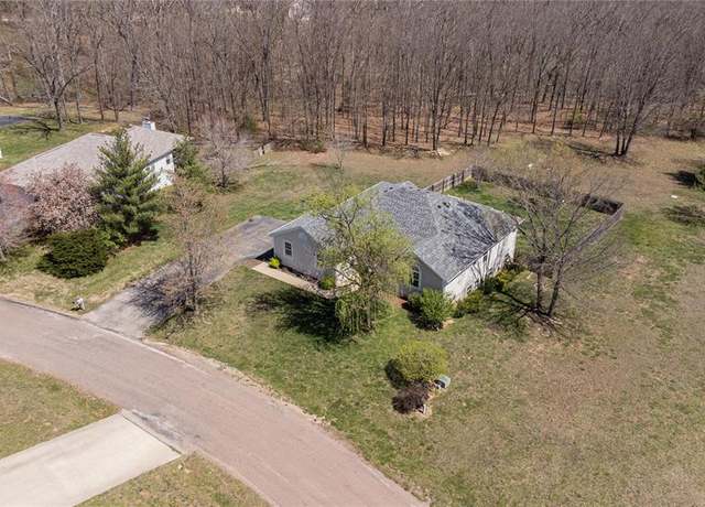 Property at 10415 Summerfield Dr, Rolla, MO 65401, 5 beds, 3 baths