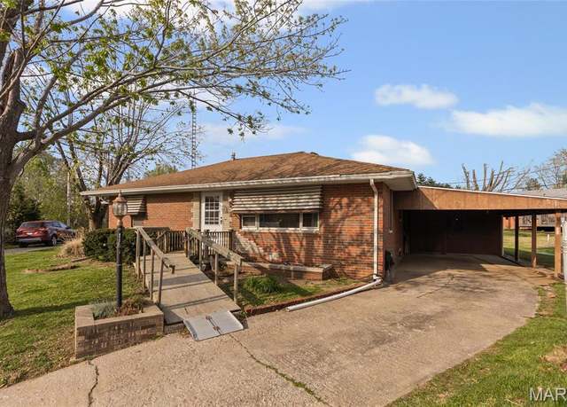 Property at 5711 Barbara Pl, Godfrey, IL 62035, 2 beds, 1 bath
