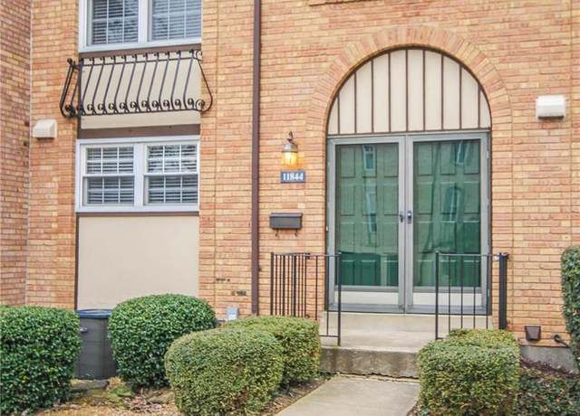 Property at 11844 Cresta Verde Dr, St Louis, MO 63146, 3 beds, 2.5 baths