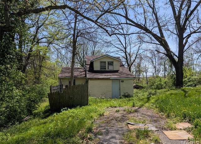Property at 212 Woodcrest Dr, Belleville, IL 62223, 2 beds, 1 bath