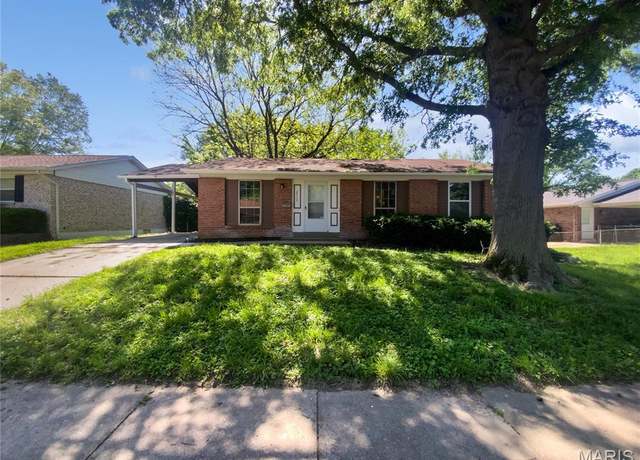 Property at 2540 Courtyard Pl, Florissant, MO 63031, 3 beds, 3 baths