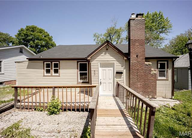 Property at 403 W Van Buren St, Belleville, IL 62220, 3 beds, 1 bath