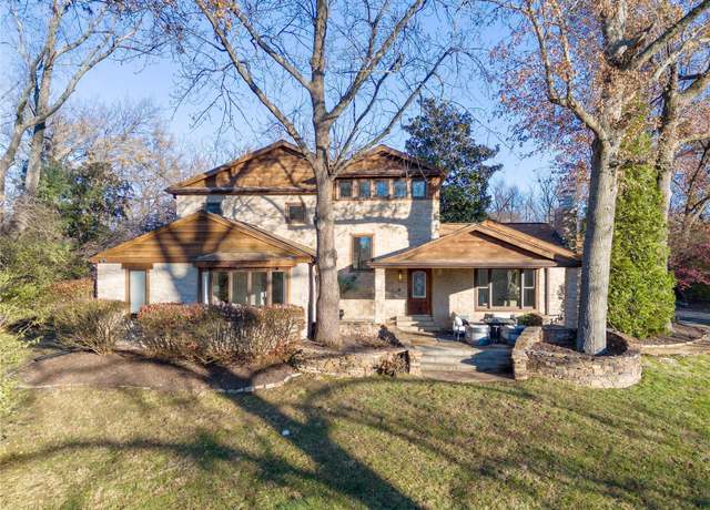 Property at 7 Huntington Ln, Creve Coeur, MO 63141, 4 beds, 5 baths
