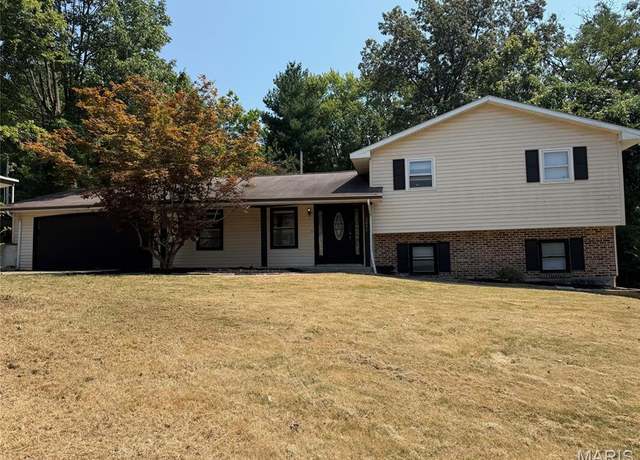 Property at 1446 N Henderson St, Cape Girardeau, MO 63701, 3 beds, 2.5 baths