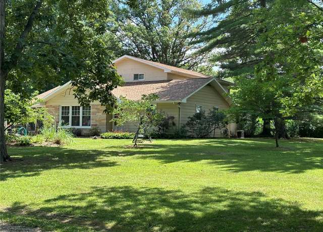 Property at 15772 N Lakeview Dr N, Effingham, IL 62401, 5 beds, 3 baths
