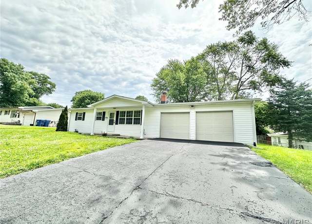 Property at 4 Fairview Dr, St Charles, MO 63303, 3 beds, 2 baths