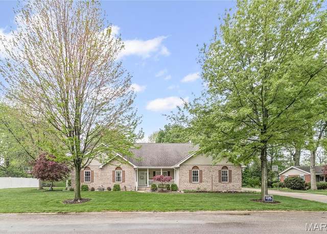 Property at 1302 Walnut St, Jerseyville, IL 62052, 5 beds, 3.5 baths