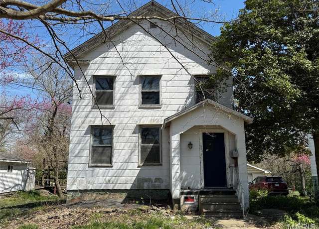 Property at 139 N Broad St, Hillsboro, IL 62049, 3 beds, 1 bath