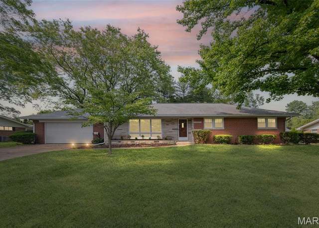 Property at 121 E Fairway Dr, Belleville, IL 62223, 3 beds, 2 baths