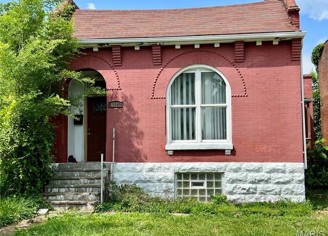 Property at 4803 Hammett Pl, St Louis, MO 63113, 2 beds, 1.5 baths