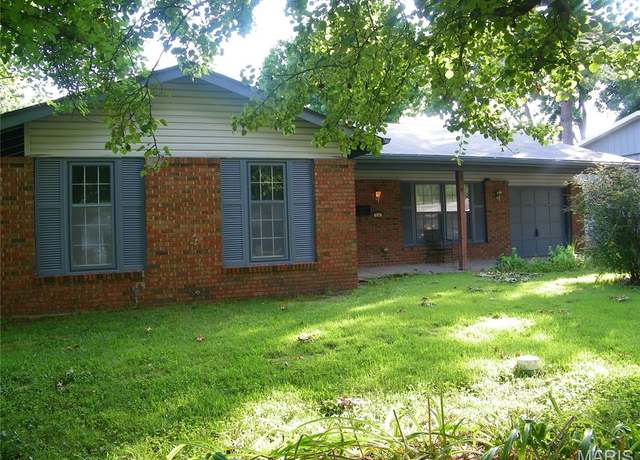 Property at 574 Coach Light Ln, Hazelwood, MO 63042, 4 beds, 2.5 baths