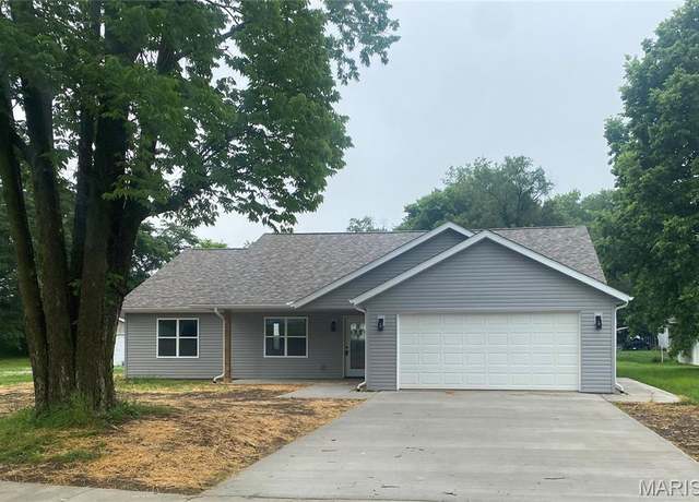 Property at 428 E Winter Ave, Greenville, IL 62246, 3 beds, 2 baths
