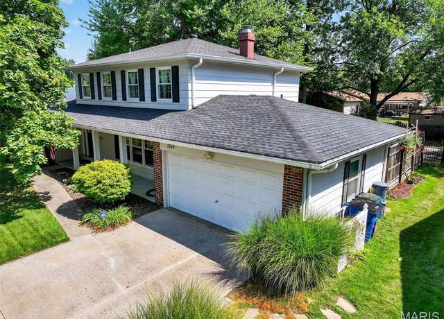 Property at 2524 Westport Ln, St Charles, MO 63301, 3 beds, 2.5 baths
