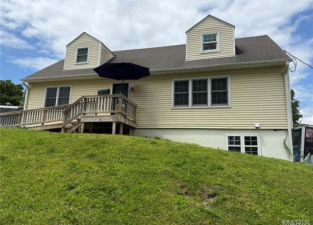 Property at 905 Dewitt St, Hannibal, MO 63401, 4 beds, 1.5 baths