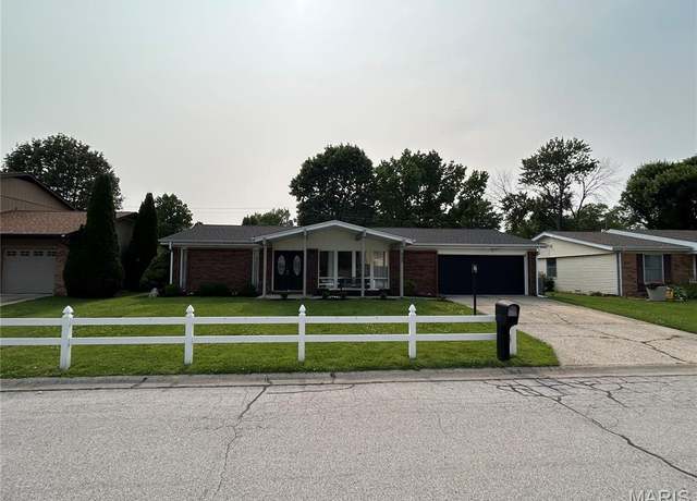 Property at 609 Lenora Dr, Fairview Heights, IL 62208, 3 beds, 2 baths