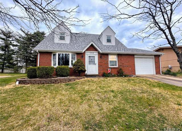 Property at 1518 Colonial Dr, Godfrey, IL 62035, 3 beds, 2 baths