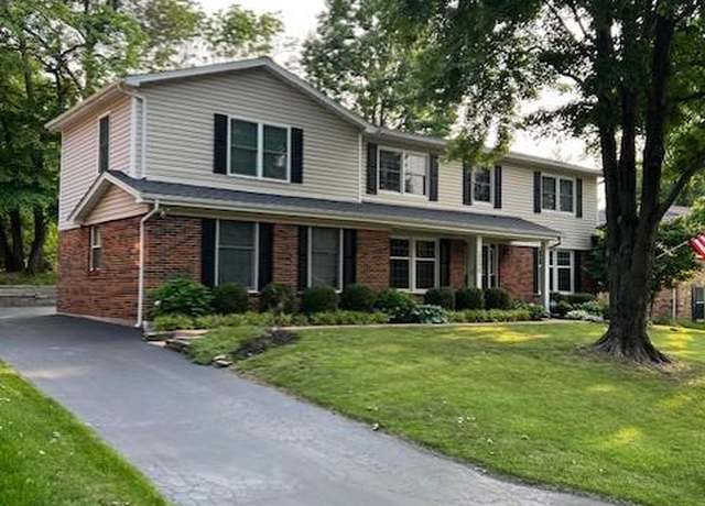 Property at 12378 Woodline Dr, Creve Coeur, MO 63141, 5 beds, 2.5 baths