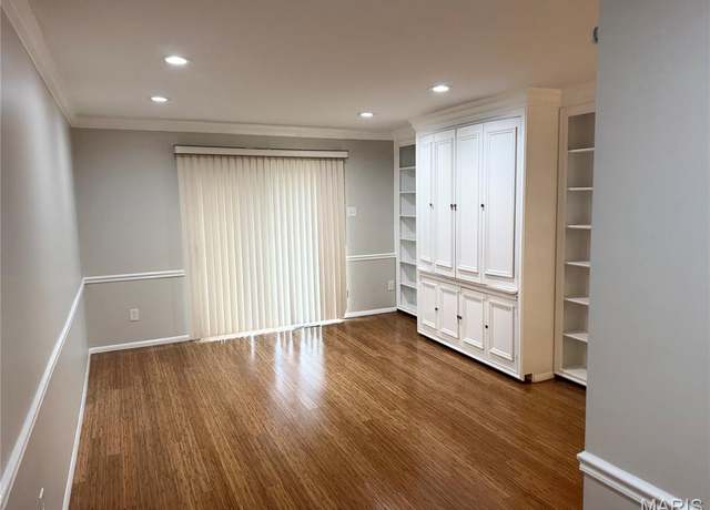 Property at 10315 Forest Brook Ln Unit E, Creve Coeur, MO 63141, 3 beds, 2 baths