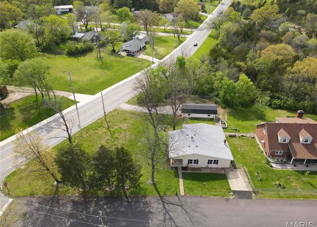 Property at 202 N Thomas St, De Soto, MO 63020, 3 beds, 2 baths