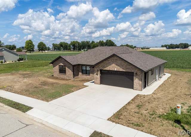 Property at 2724 Pineview Dr, Highland, IL 62249, 3 beds, 2 baths