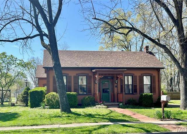 Property at 104 W State St, Mascoutah, IL 62258, 4 beds, 3.5 baths