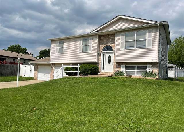Property at 334 Saint Rose Dr, Godfrey, IL 62035, 3 beds, 0.5 baths