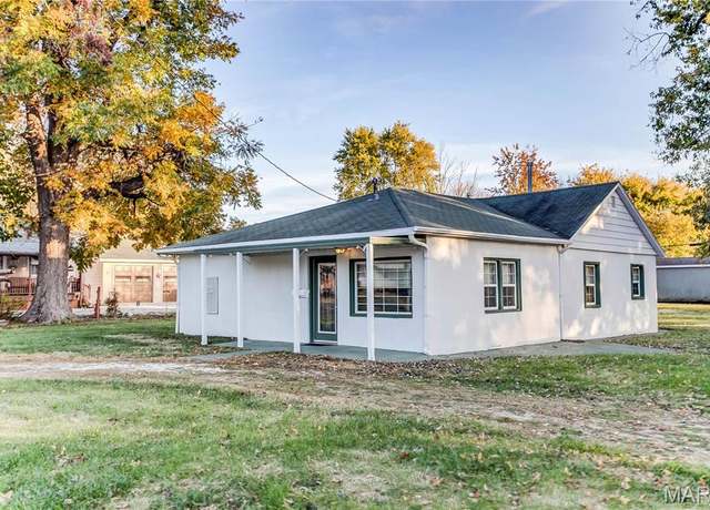 Property at 219 Highland St, Carrollton, IL 62016, 3 beds, 2 baths