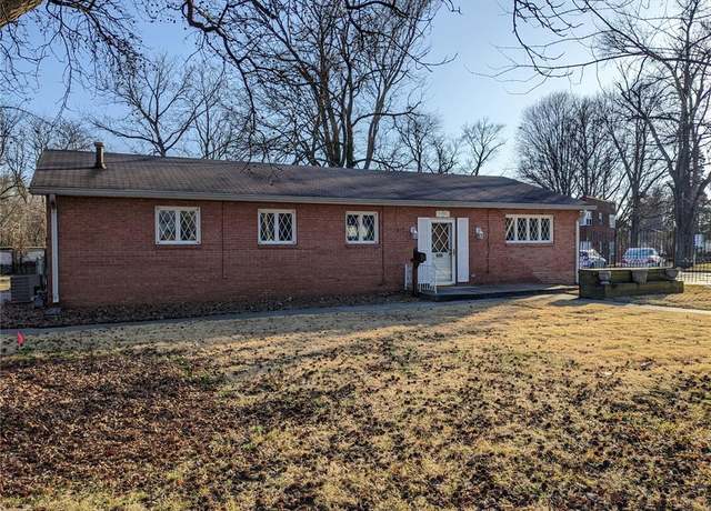 Property at 1155 Washington Ave, Alton, IL 62002, 4 beds, 2 baths