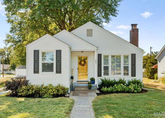 Property at 707 Parkview Dr, O'fallon, IL 62269, 2 beds, 1 bath