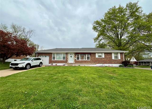 Property at 8911 Blackpool Dr, St Louis, MO 63123, 3 beds, 1.5 baths