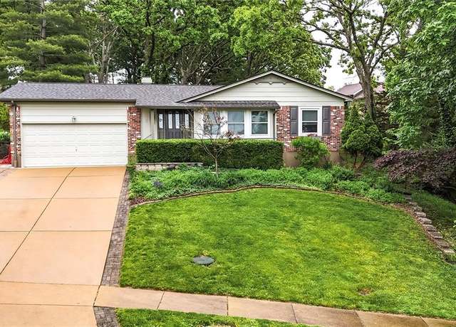 Property at 8 Woodington Ct, Fenton, MO 63026, 3 beds, 2.5 baths