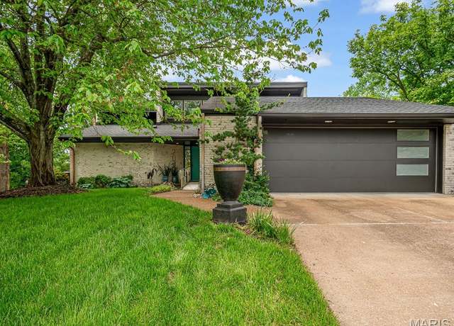 Property at 201 S Fairway Dr, Belleville, IL 62223, 3 beds, 2.5 baths