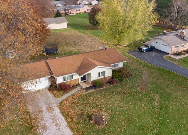 Property at 33 Horseshoe Ln, Litchfield, IL 62656, 3 beds, 2 baths