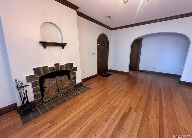 Property at 417 S Kingshighway St, Sikeston, MO 63801, 5 beds, 2 baths