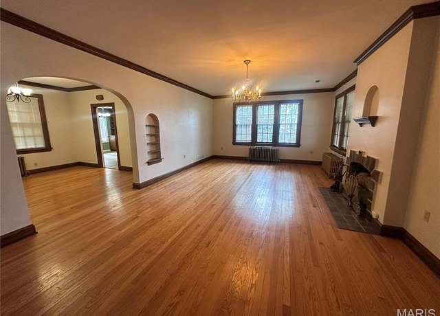 Property at 417 S Kingshighway St, Sikeston, MO 63801, 5 beds, 2 baths