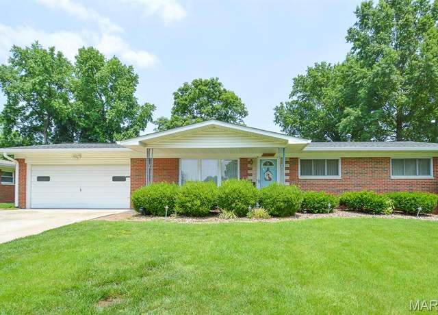 Property at 42 Bedford Dr, Belleville, IL 62226, 3 beds, 1.5 baths