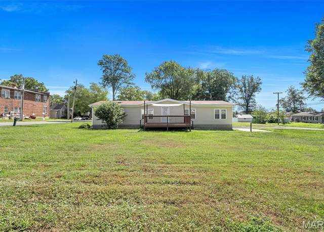Property at 450 W Schuetz St, Lebanon, IL 62254, 3 beds, 2 baths