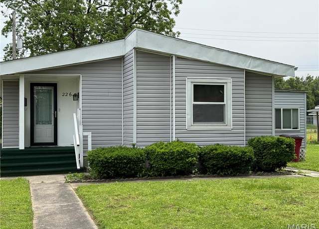 Property at 226 Dixie St, Sikeston, MO 63801, 3 beds, 3 baths