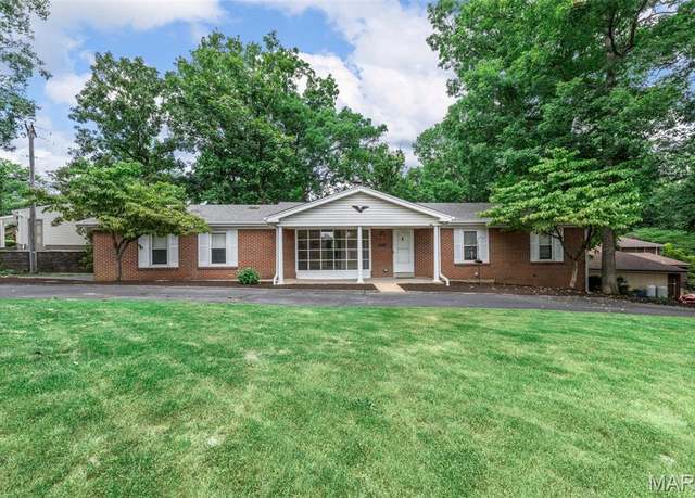 Property at 5285 Ozarkglen Dr, Mehlville, MO 63128, 3 beds, 3 baths