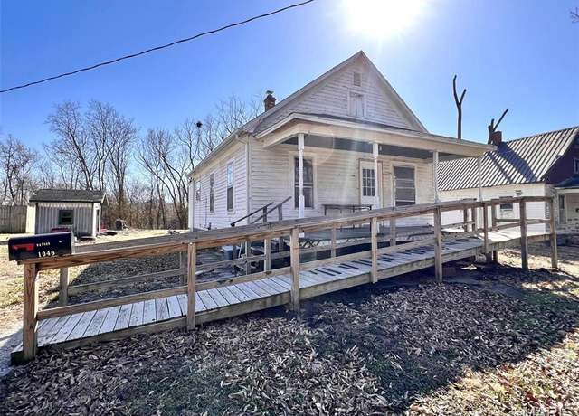 Property at 1046 E Water St, Hillsboro, IL 62049, 2 beds, 1 bath