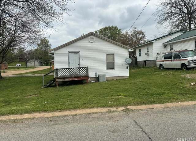Property at 1107 Winnie St, Poplar Bluff, MO 63901, 2 beds, 1 bath