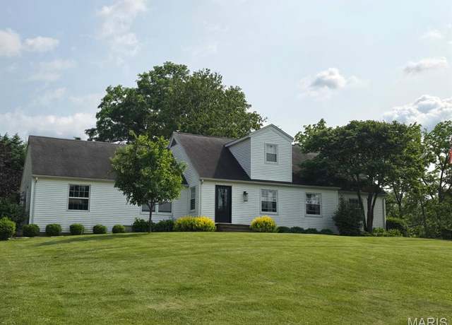 Property at 204 W Kinkead Rd, Hillsboro, IL 62049, 5 beds, 3 baths