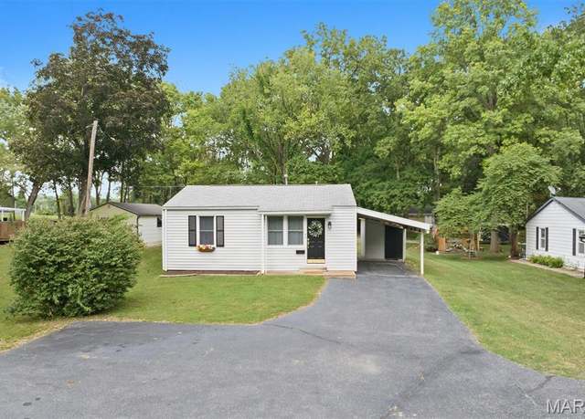 Property at 44 Apple Tree Ln, Belleville, IL 62221, 2 beds, 1.5 baths