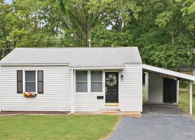 Property at 44 Apple Tree Ln, Belleville, IL 62221, 2 beds, 1.5 baths